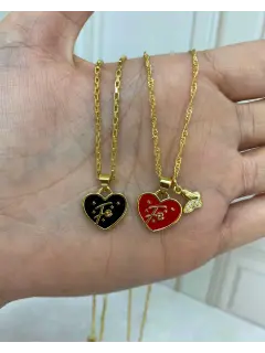 Collar de dijes de corazones con frase "FE" en el medio - Color negro y rojo. Al mayor
