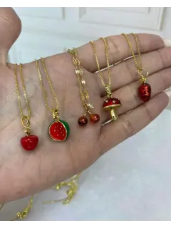 Collar de colgante en forma de frutas (manzana, patilla, cereza y fresa) y honguito