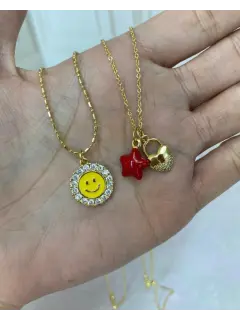 Collar - Dije carita feliz y estrella roja con corazón tipo candado