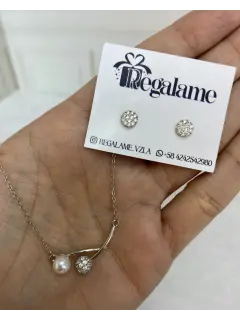 Set de collar + zarcillo con colgante de perla blanca y plateada con circones. Rodio