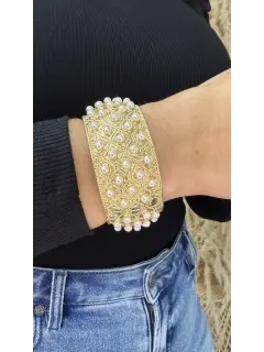Brazalete dorado con detalles de perla blanca - Estilo geométrico