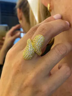 Anillo - en forma abstracta con circones. Baño de oro 18K