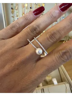 Anillo abierto con perla central y circones -