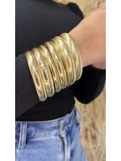 Set de brazalete con textura martilladas y acabado brillante