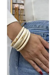 Brazalete elegante de resina color neutro