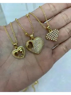 Collar con colgante de corazón con circones en el medio y los bordes. Serie#CO036