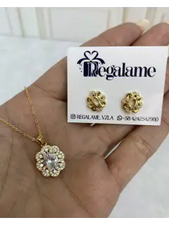 Set de collar y zarcillo con colgante de flor con circones. Baño de oro 18K
