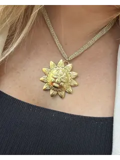 Collar con malla metalica con colgante en forma de sol con un rostro esculpido dorado
