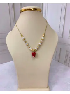 Collar tipo corbatín - Dije de fresa con perlas