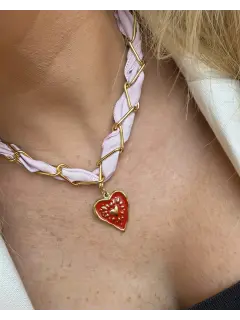Collar de eslabones dorado con entrelazados con tela rosa clara y dije de corazón rojo