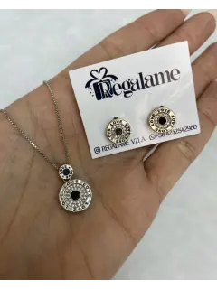 Set de collar + Zarcillo. Dije de circulo con circones y  piedra en el medio. Rodio