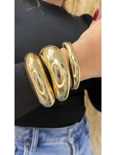 Set de brazalete maximalista, estilo esclava de metal dorado con acabado pulido