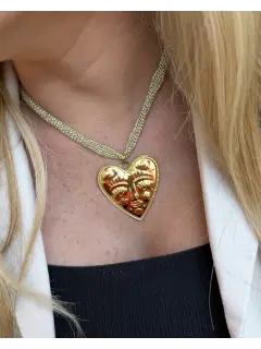 Collar con malla metalica dorada con dije en forma de corazón  y rostro solar