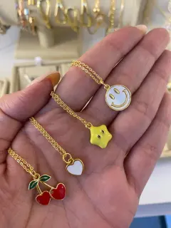 Cadenas con dijes de cereza, corazón (blanco), estrellita (amarilla) y  carita feliz. Al mayor