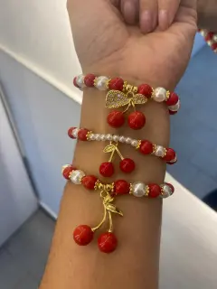 Pulseras de perlas blancas y rojas con dije de cereza