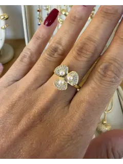 Anillo dorado con diseño de trébol