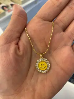 Collar - Dije de carita feliz con incrustaciones de circones en los bordes.