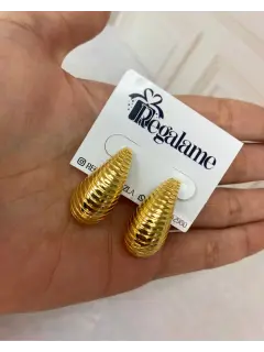 Zarcillo de raya en forma de gota. Baño de oro 18K
