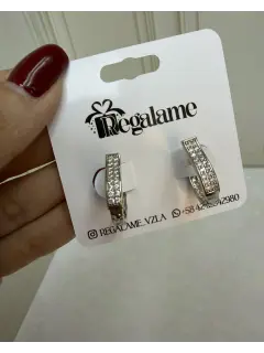 Argolla mediana estilo huggie - Plateado con circones