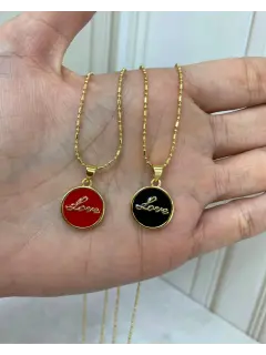 Collar - Dijes redondo con frase de LOVE en el medio - Colores rojo y negro. Al mayor