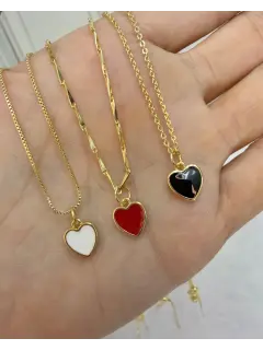Collares con dijes de corazones esmaltados en colores blanco, rojo y negro  con bordes dorados