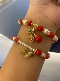 Pulseras de perlas blancas y rojas con dije de cereza