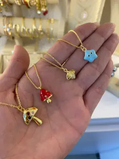 Cadenas - Dijes de honguito (dorado y rojo), luciérnaga y  estrellita (azul). Al mayor