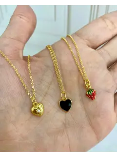 Cadena - Dijes de fresa y de corazón dorado y  negro. Al mayor
