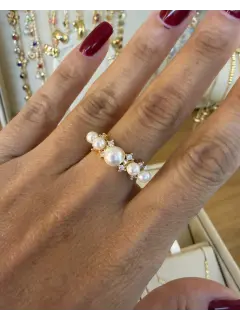 Anillo dorado enchapado con detalles en perlas