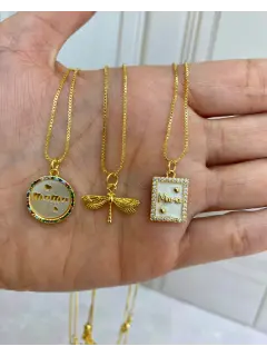 Cadena - Dijes de placa con frase MAMA y de libélula. Al mayor