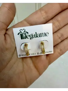 Argolla dorada con diseño laminado  y circones incrustados
