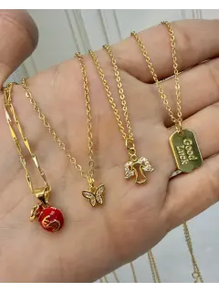 Cadenas con dijes bolsa de dinero roja, mariposa con circones incrustada, placa rectangular con la palabra "Good Luck" y  Ángel con circones incrustado