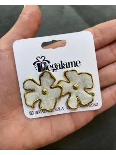 Zarcillo floral blanco