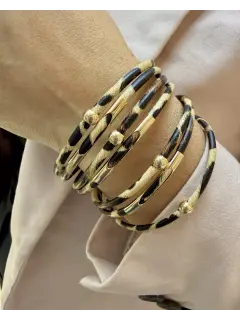 Pulsera de cuerina con estampado leopardo de color marrón, beige y negro con detalles dorado