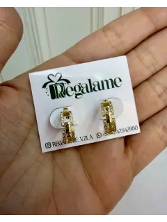 Argollas doradas con diseño de eslabones con circones incrustadas